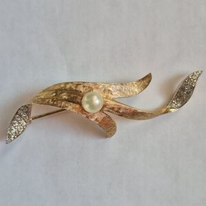 Vintage Jomaz Gold Tone Brooch